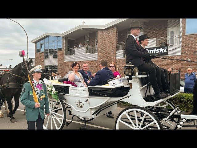 Vechtas neue Schützenkönigin wird bei Festumzug gefeiert